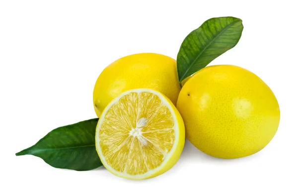 Zweieinhalb Saftige Zitronen Mit Blättern Auf Weißem Hintergrund — Stockfoto
