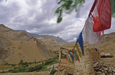 Budist bayrakları eski manastır Himalayalar üzerinde