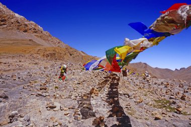 Renkli dua bayrakları Himalayalar yüksek irtifa Mountain çölünde