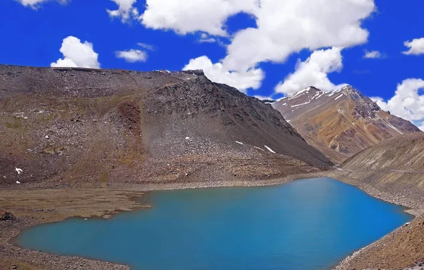 Lago sacro di Chandra Tal nel deserto montuoso dell'Himalaya ad alta quota — Foto Stock