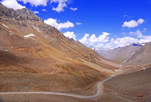 Route sinueuse dans la région montagneuse de haute altitude de l'Himalaya — Photo