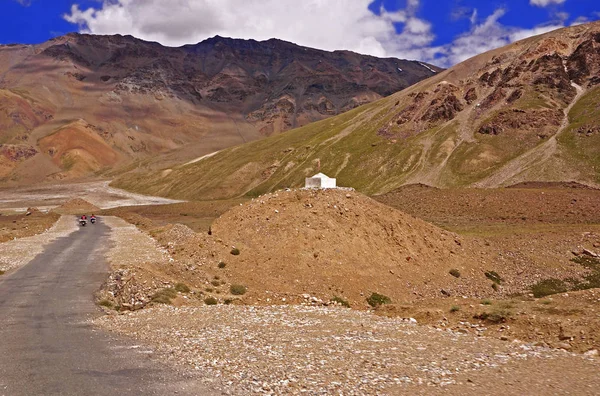 Deux motocyclistes sur la route sinueuse de montagne dans le désert de haute altitude dans l'Himalaya — Photo