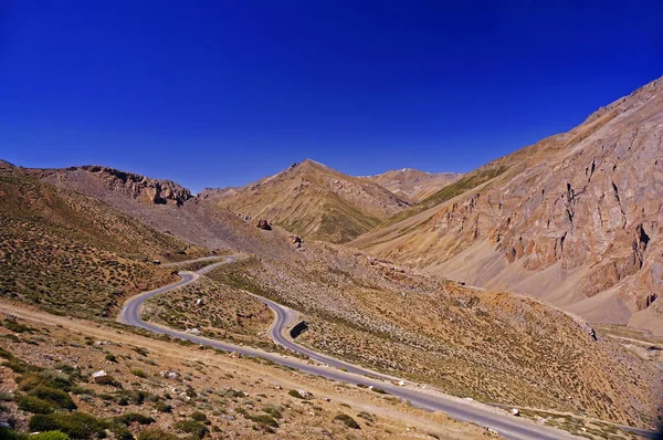 Estrada sinuosa na região montanhosa de alta altitude dos Himalaias — Fotografia de Stock