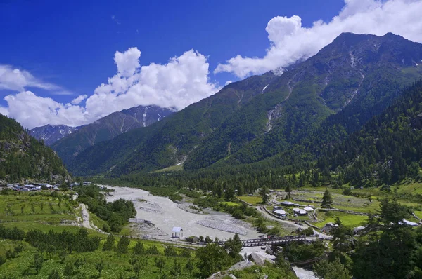 Berg rivier in de regio van de grote hoogte van de Kinnaur-vallei in de Himalaya — Stockfoto