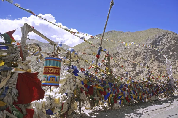 Drapeaux de prière bouddhistes colorés sur un col de montagne dans l'Himalaya — Photo