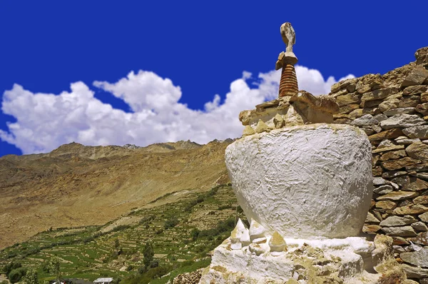 Stupa bouddhiste antique dans le désert de montagne de haute altitude de l'Himalaya — Photo