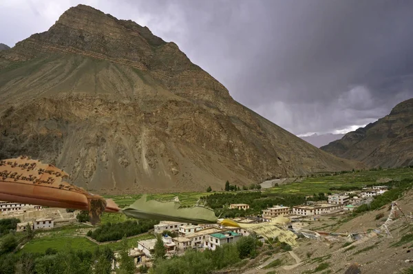 Drapeaux de prière sur la ville de Tabo dans le désert de montagne de haute altitude de l'Himalaya Photos De Stock Libres De Droits