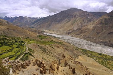 Himalayaların yüksek irtifa dağ çölde antik Dhankar Köyü