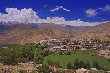 Himalayaların yüksek irtifa dağ çölde kutsal Nako Gölü