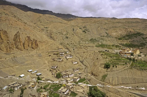 Altes Dorf Dhankar in der Hochgebirgswüste im Himalaya — Stockfoto