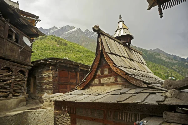 Antik Hindu tapınağı Himalayaların yüksek irtifa dağ bölgesinde — Stok fotoğraf