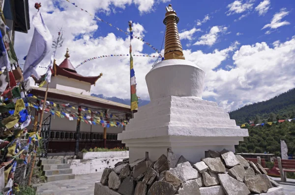 Stupa bouddhiste antique dans la région montagneuse de haute altitude de l'Himalaya — Photo