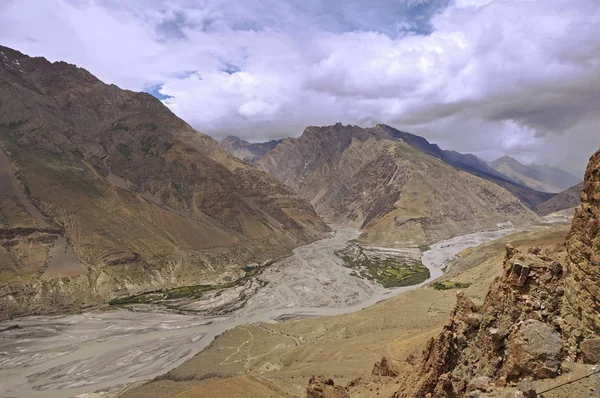 Flüsse, die in der Hochgebirgswüste des Spiti-Tals im Himalaya verschmelzen — Stockfoto
