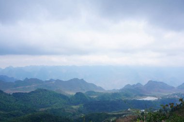 Vietnam 'ın kuzeyindeki sıradağlara bakın. 