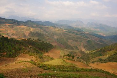 Vietnam 'ın kuzeyindeki sıradağlara bakın. 