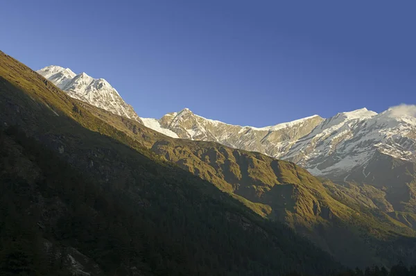 从尼泊尔Mustang喜马拉雅山Annapurna徒步环路Lete村看到的Dhaulagiri 世界第10高峰 和Tukuche山顶上的日出 — 图库照片