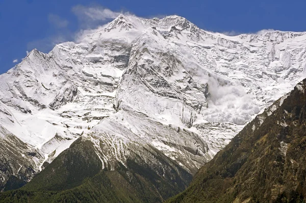 据尼泊尔喜马拉雅山Annapurna环路Ghyaru村观察 Avalanche沿着Annapurna 937M Asl 的斜坡滑行 — 图库照片