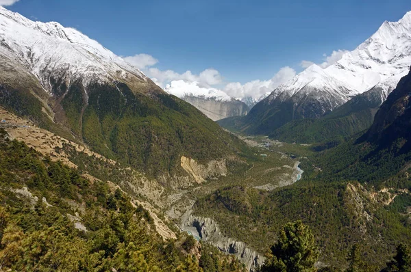 位于尼泊尔喜马拉雅山Annapurna环路Ngawal村附近的Marsyangdi河谷 俯瞰大喜马拉雅山雪峰 — 图库照片