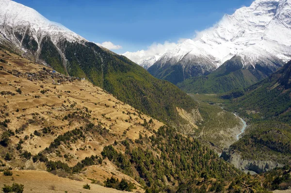 位于尼泊尔喜马拉雅山Annapurna环路Ngawal村附近的Marsyangdi河谷 俯瞰大喜马拉雅山雪峰 — 图库照片