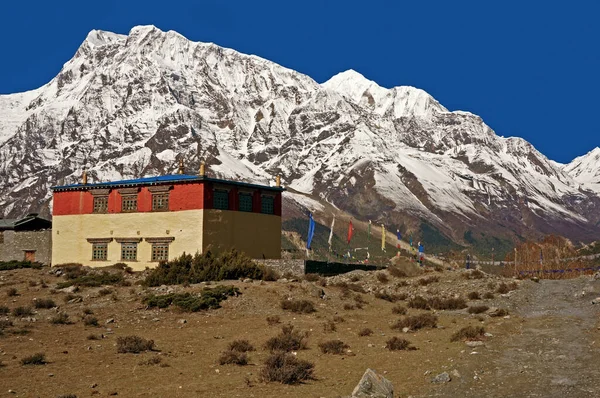尼泊尔喜马拉雅山Annapurna环路Ngawal村Portoche Bardhoche 的Annapurna Iv峰和Dzogchen传统的Karma Samten Chokor Ling修道院 — 图库照片