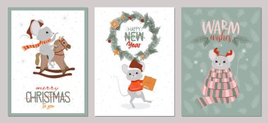 Mutlu Noeller ve içinde şirin fare ve tatil öğeleri olan yeni yıl tebrik kartı seti. Düzenlenebilir vektör illüstrasyonu