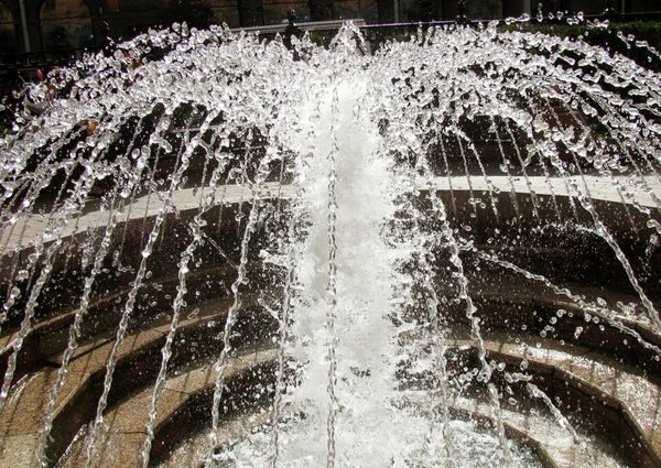 城市喷泉 水飞溅在大厦背景 — 图库照片