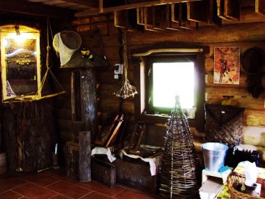 Ahşap bir evde eski bir mum fabrikası iç