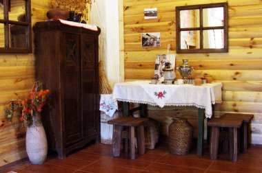 Belarus eski bir kırsal evde bir yemek odası iç