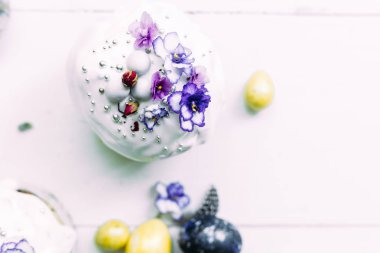 Taze çiçekli Paskalya keki.