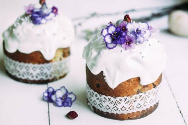 Taze çiçekli Paskalya keki.