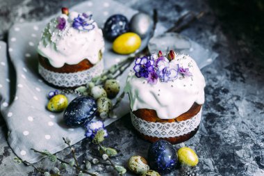 Taze çiçekli Paskalya keki.