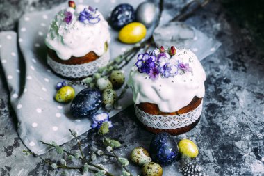 Taze çiçekli Paskalya keki.