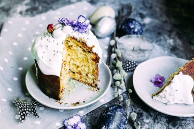 Taze çiçekli Paskalya keki.