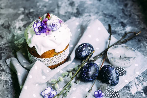 Osterkuchen Mit Frischen Blumen — Stockfoto