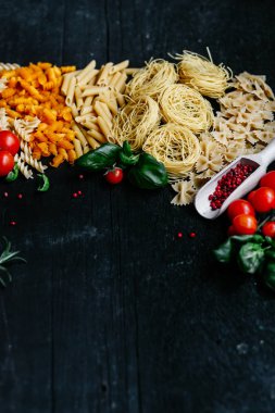 Tahta arka planda İtalyan makarnası. Farfale, cappelli angelo, spagetti, cavatelli, noodles.