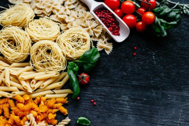 Tahta arka planda İtalyan makarnası. Farfale, cappelli angelo, spagetti, cavatelli, noodles.
