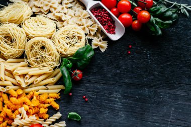 Tahta arka planda İtalyan makarnası. Farfale, cappelli angelo, spagetti, cavatelli, noodles.