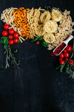 Tahta arka planda İtalyan makarnası. Farfale, cappelli angelo, spagetti, cavatelli, noodles.