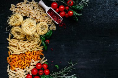 Tahta arka planda İtalyan makarnası. Farfale, cappelli angelo, spagetti, cavatelli, noodles.