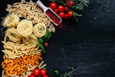 Tahta arka planda İtalyan makarnası. Farfale, cappelli angelo, spagetti, cavatelli, noodles.