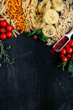 Tahta arka planda İtalyan makarnası. Farfale, cappelli angelo, spagetti, cavatelli, noodles.