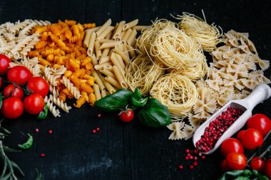 Tahta arka planda İtalyan makarnası. Farfale, cappelli angelo, spagetti, cavatelli, noodles.
