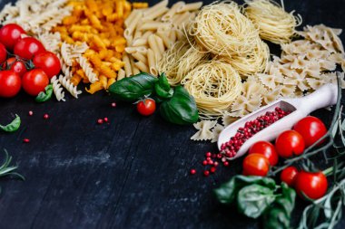 Tahta arka planda İtalyan makarnası. Farfale, cappelli angelo, spagetti, cavatelli, noodles.