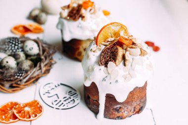 Turuncu tonda Paskalya pastası, panettone, Paskalya, Paskalya tatili. Yumurtalar.,