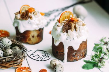 Turuncu tonda Paskalya pastası, panettone, Paskalya, Paskalya tatili. Yumurtalar.,