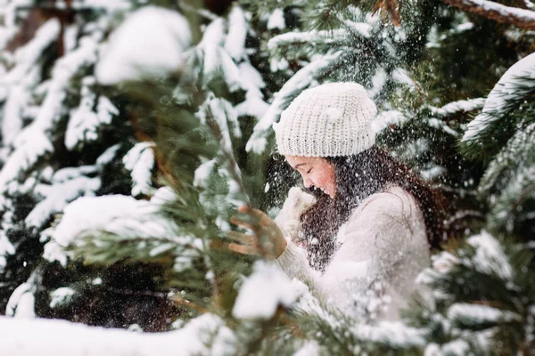 小さな女の子が歩いて雪の冬の森で楽しみを持っています — ストック写真