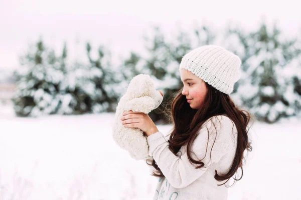 Klein Meisje Loopt Heeft Plezier Een Besneeuwd Winterbos — Stockfoto