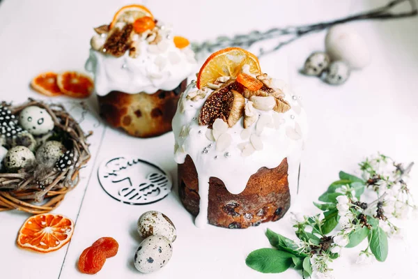 Turuncu tonda Paskalya pastası, panettone, Paskalya, Paskalya tatili. Yumurtalar.,