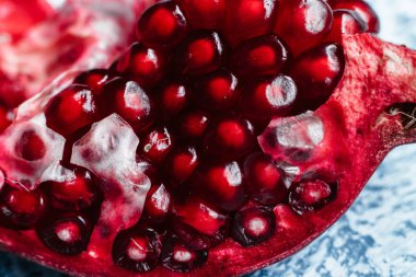 Masanın üzerinde kırmızı-bordo taşları var.