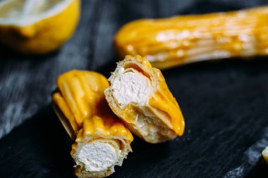 Sarı ekkin bir tahtada yatıyor